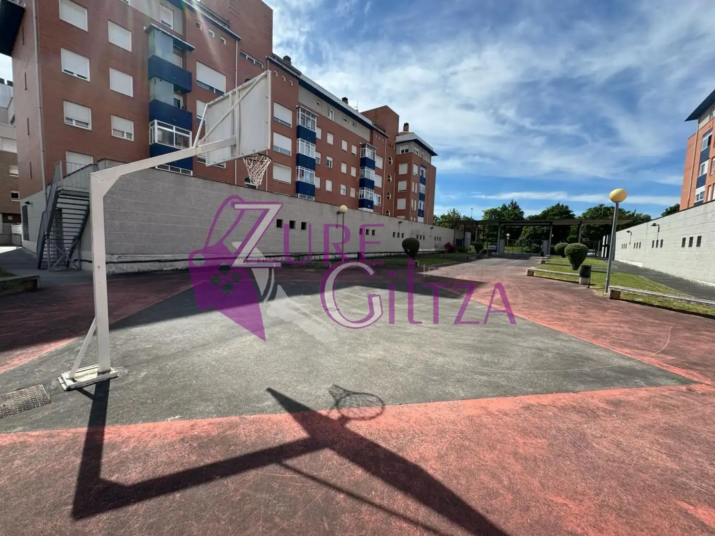 Aparcament de Pis en venda en Vitoria - Gasteiz amb Calefacció, Traster i Moblat