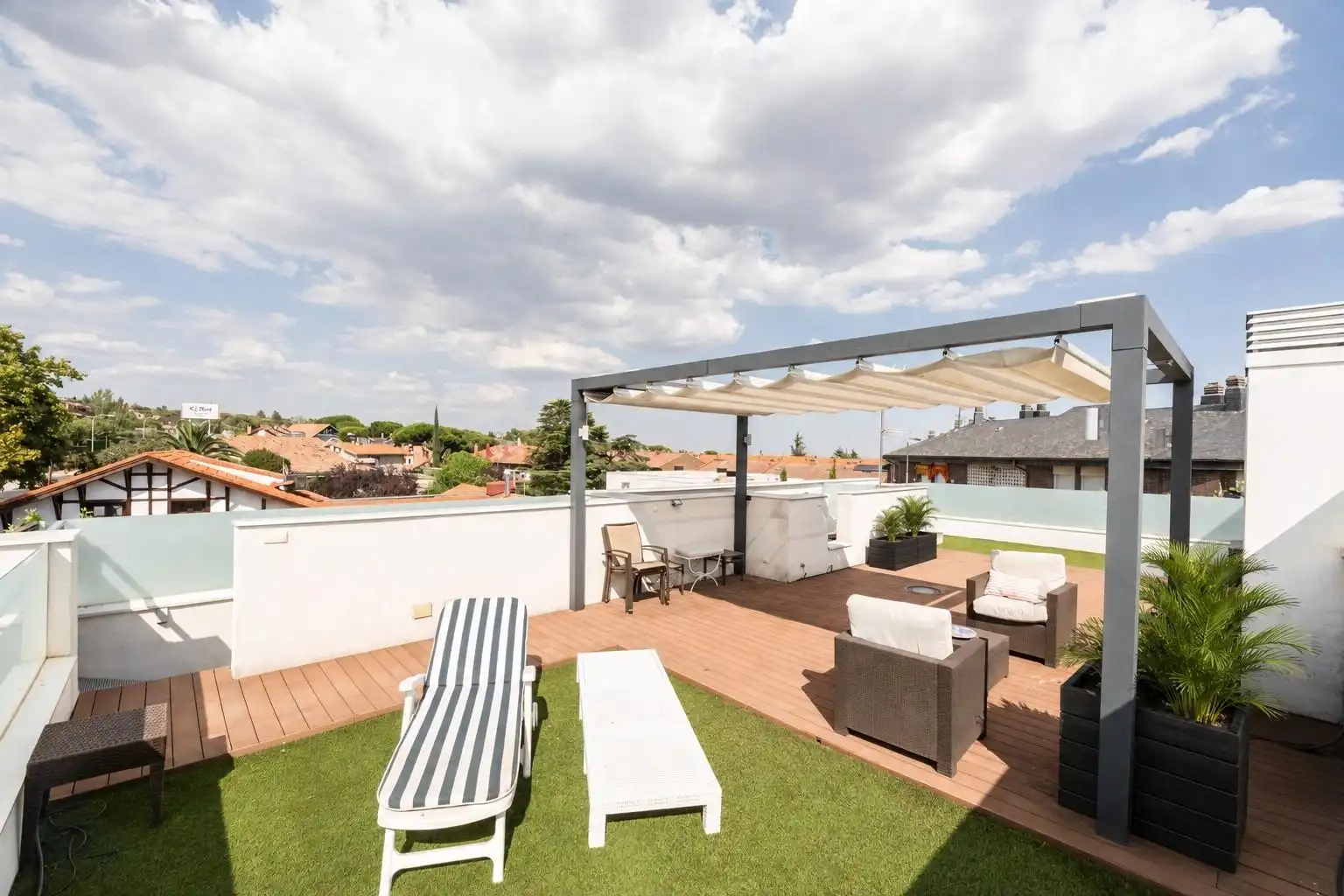 Terrasse von Einfamilien-Reihenhaus zum Verkauf in Torrelodones mit Heizung, Privatgarten und Gemeinschaftspool