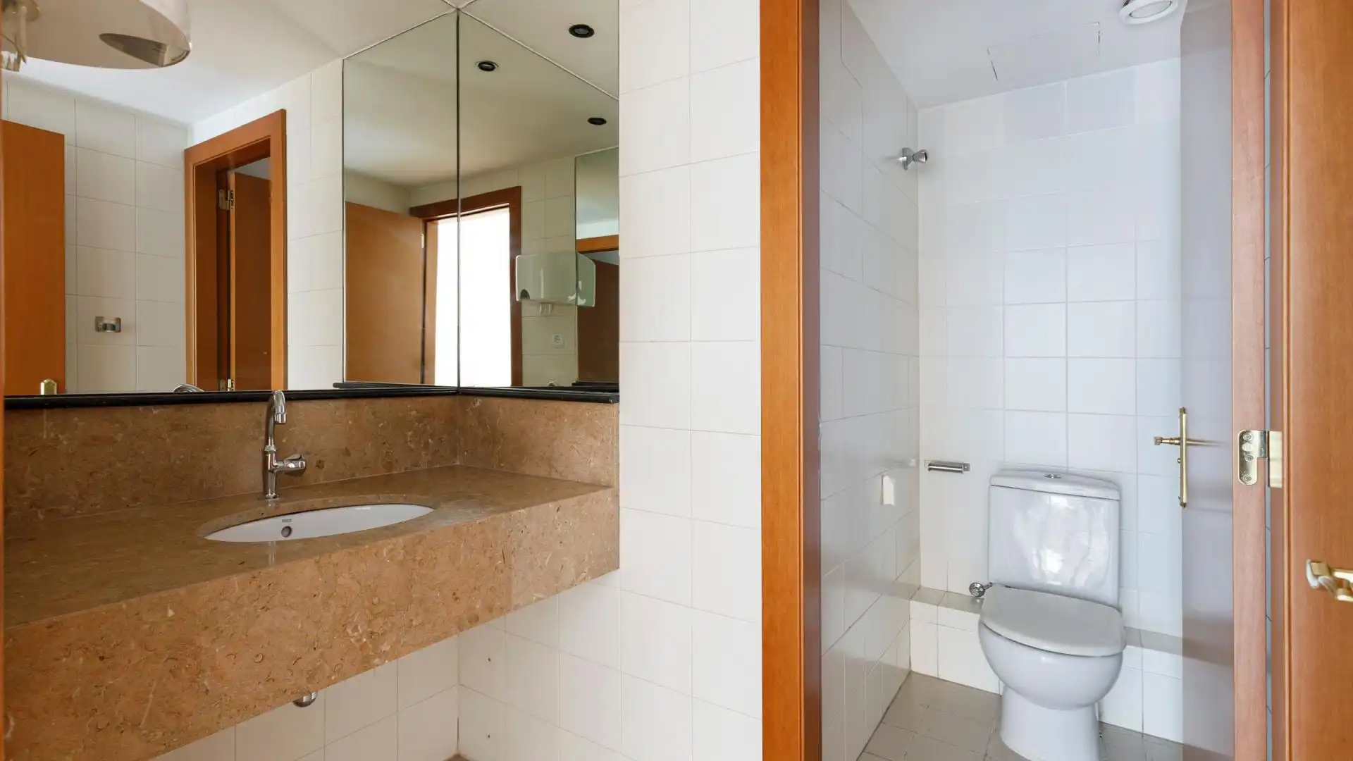 Bathroom of Commercial properties for rent in Barcelona