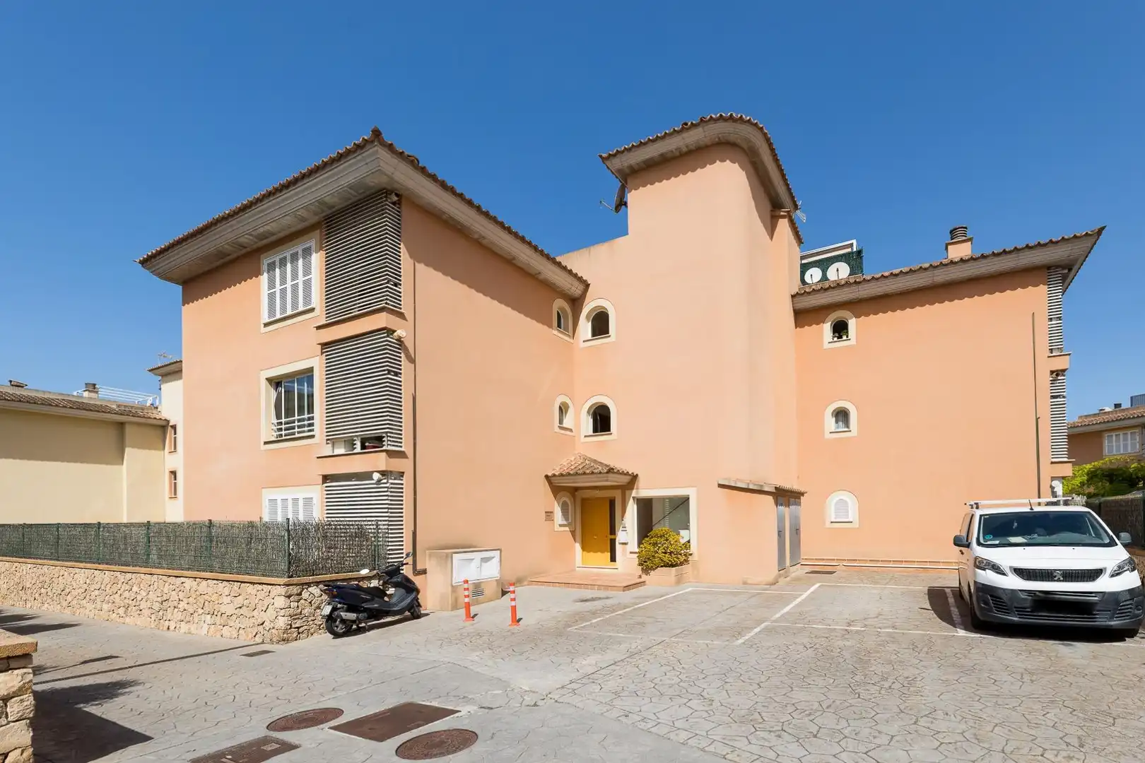 Außenansicht von Wohnung zum Verkauf in Llucmajor mit Klimaanlage, Heizung und Privatgarten