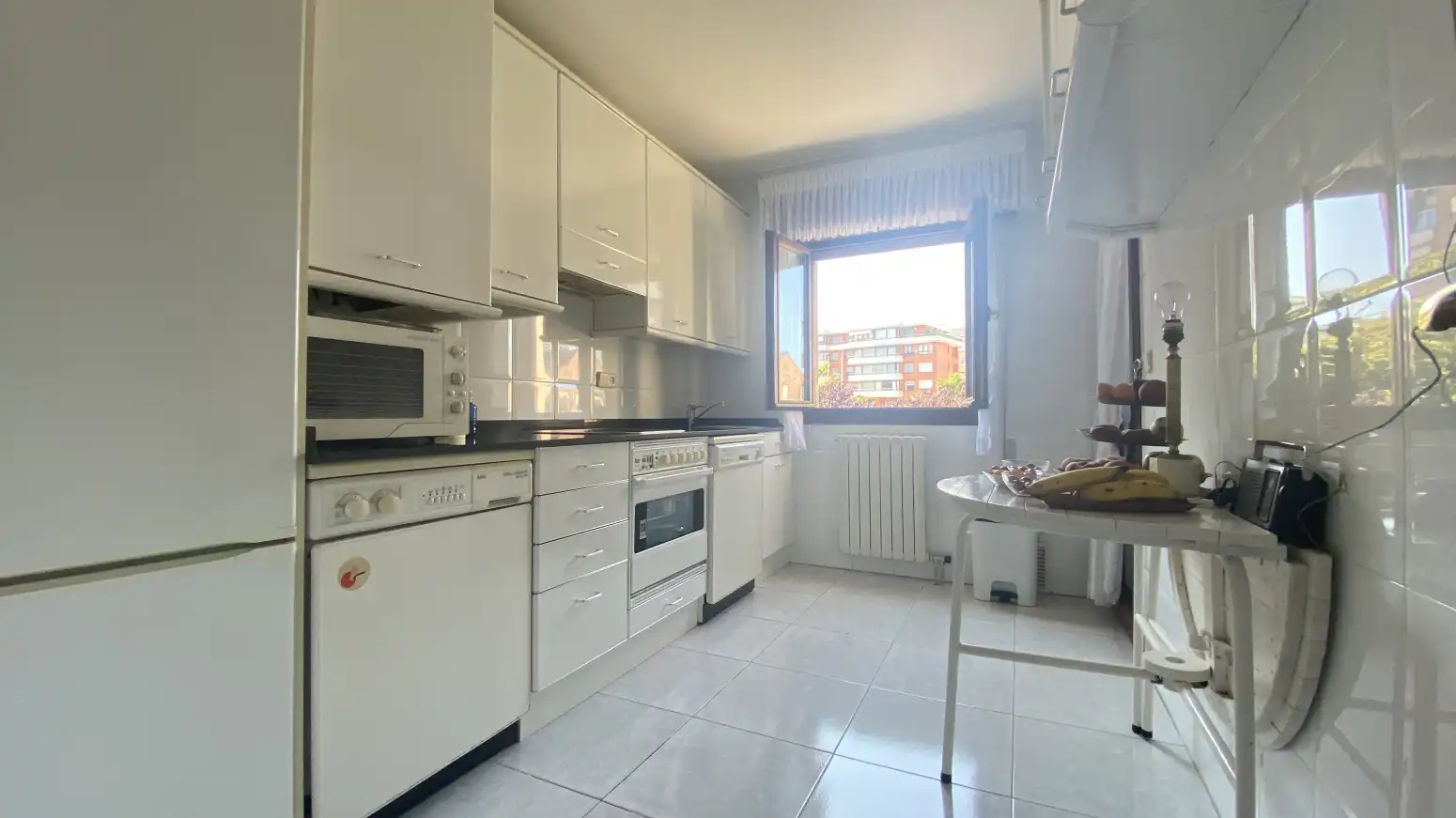 Küche von Wohnung zum Verkauf in Santander mit Heizung, Privatgarten und Terrasse