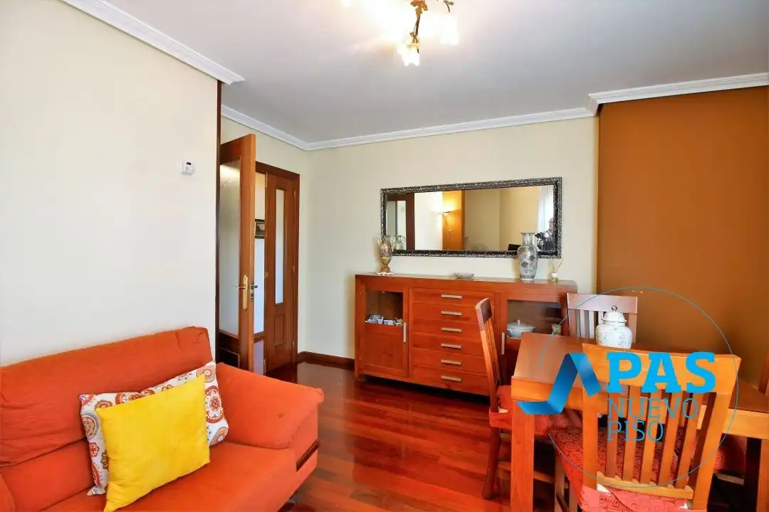 Sala de estar de Piso en venta en Santander con Calefacción, Trastero y Amueblado