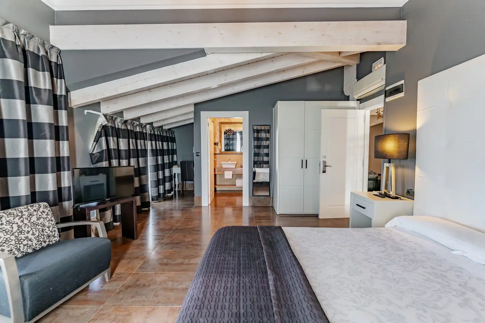 Habitación de Edificio en venta en Valle de Losa con Alarma