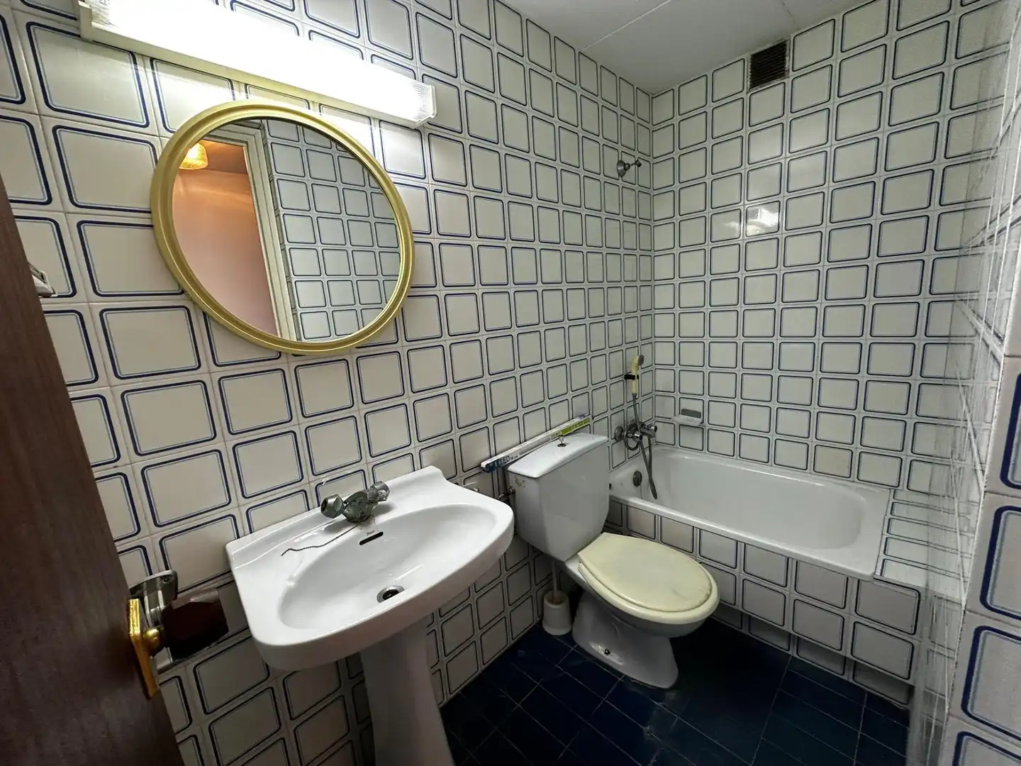 Baño de Piso en venta en Blanes con Balcón y Alarma