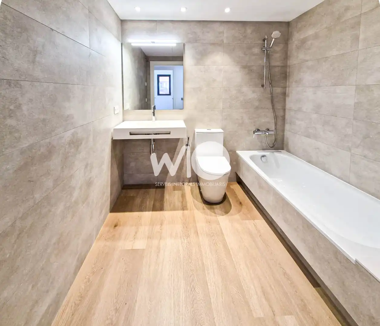 Baño de Piso de alquiler en Girona con Aire acondicionado, Calefacción y Parquet