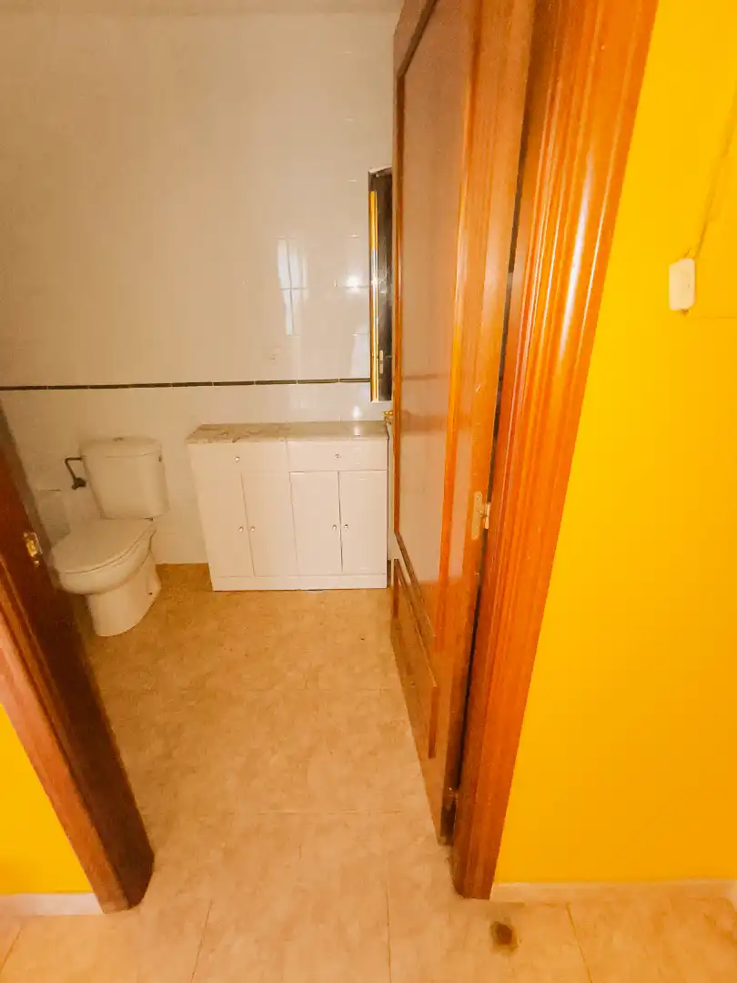Bathroom of Ground floor for rent in Palencia  with Heating, Parquet flooring and Storage room