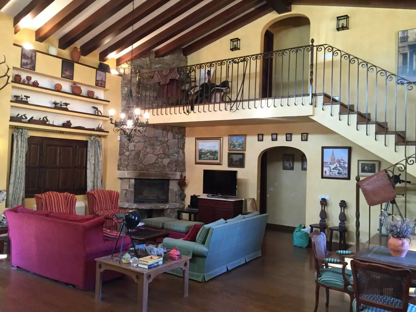 Wohnzimmer von Country house zum Verkauf in Ojén mit Klimaanlage, Privatgarten und Terrasse