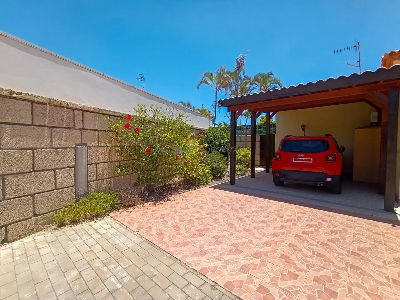 Vista exterior de Casa o xalet en venda en Arona amb Aire condicionat, Terrassa i Traster