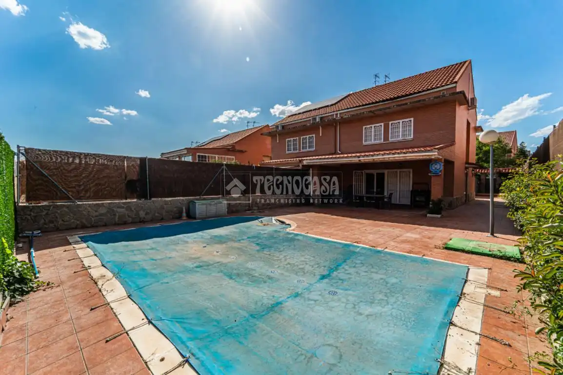 Vista exterior de Casa adosada en venta en Rivas-Vaciamadrid con Aire acondicionado, Calefacción y Jardín privado