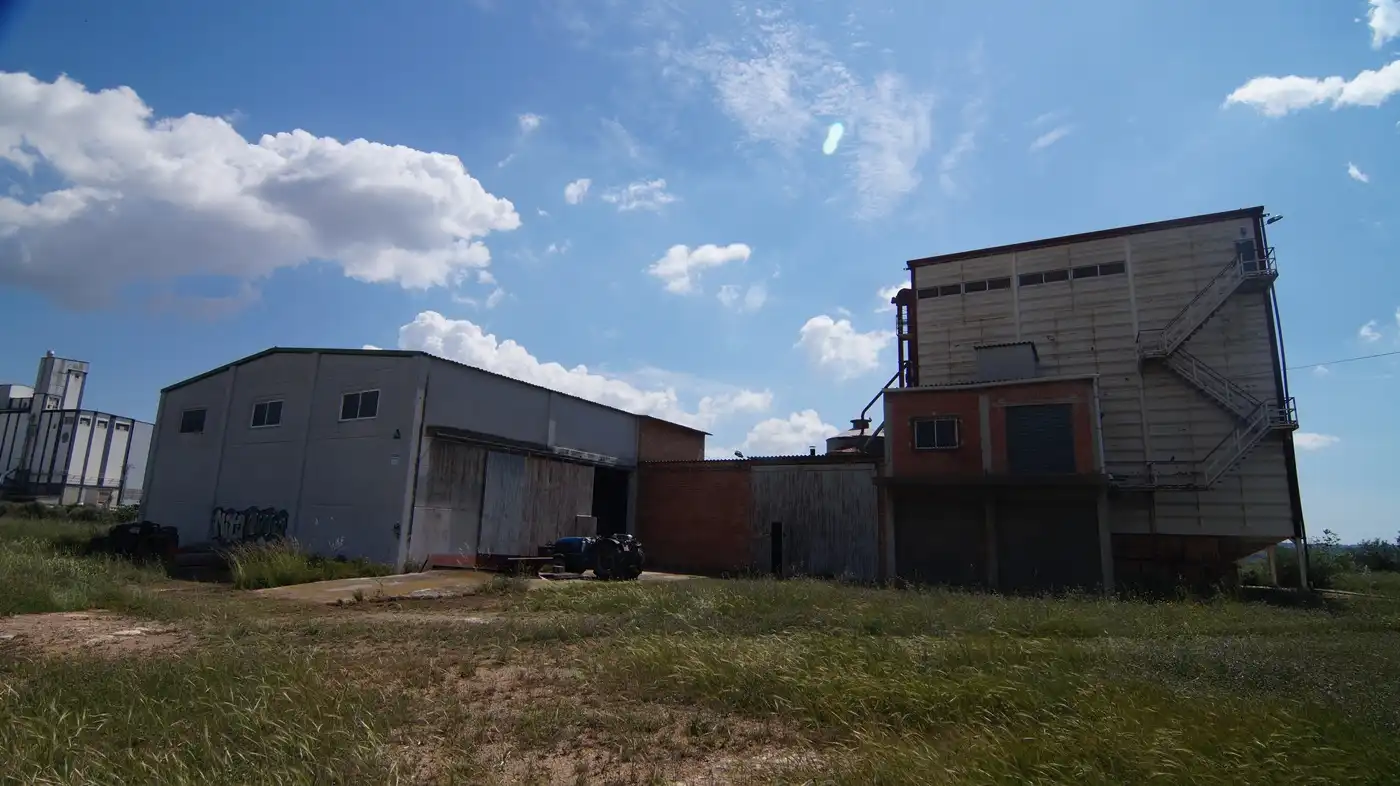 Vista exterior de Nau industrial en venda en Vilallonga del Camp