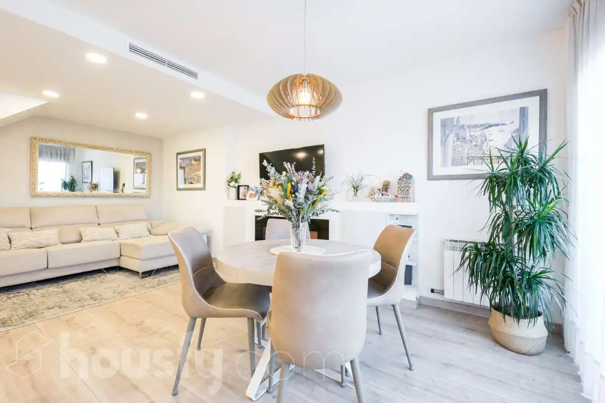 Dining room of Attic for sale in Sant Joan Despí  with Air Conditioner, Heating and Parquet flooring