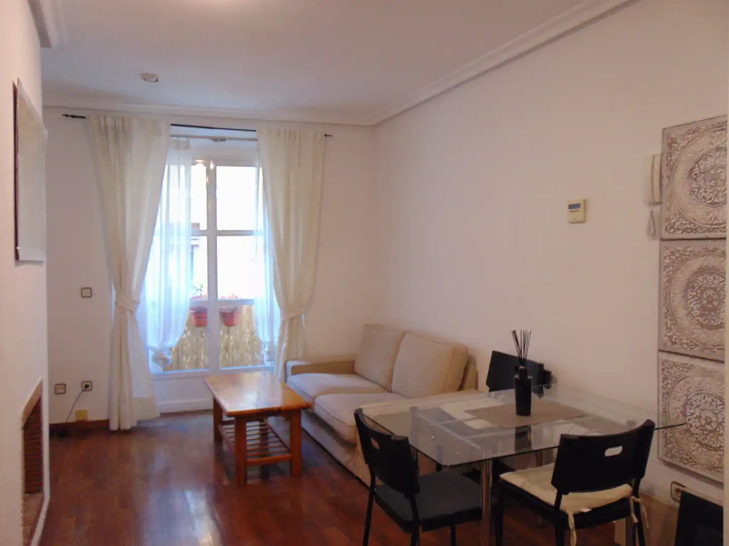 Sala d'estar de Apartament en venda en Madrid amb Aire condicionat, Moblat i Balcó