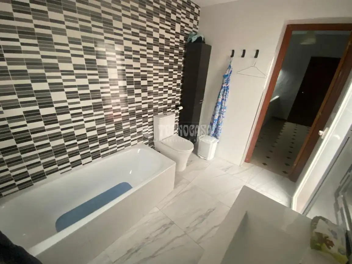 Baño de Casa adosada en venta en Sanlúcar la Mayor
