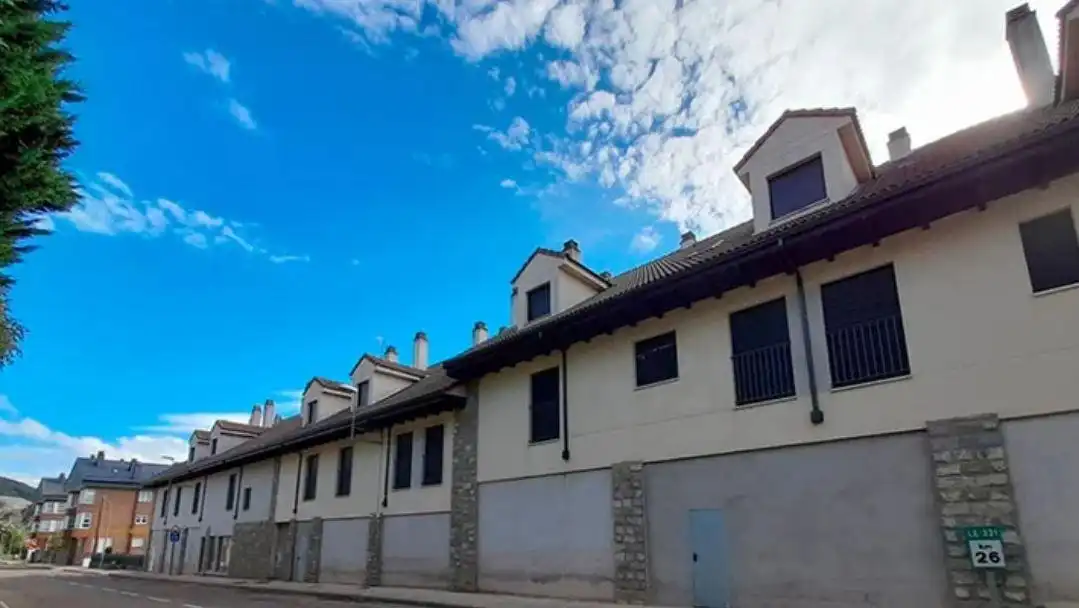 Vista exterior de Piso en venta en Puebla de Lillo con Calefacción y Trastero