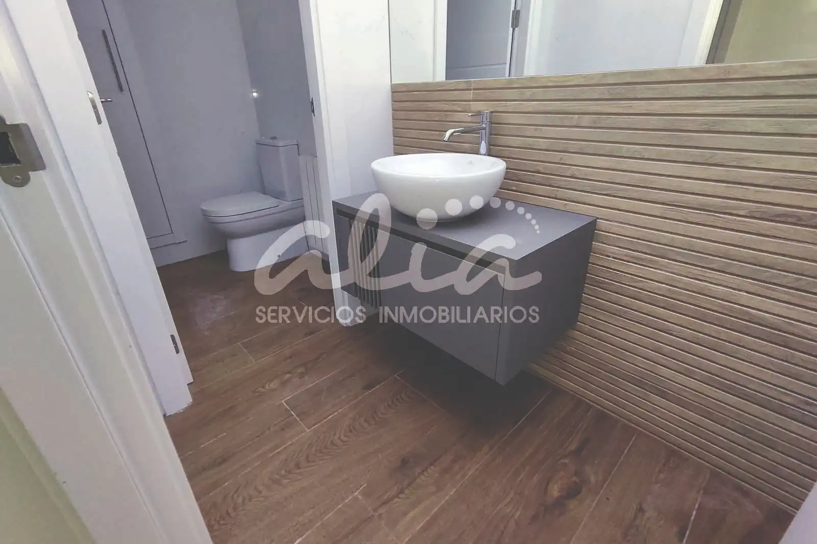 Bathroom of Office for rent in Pinto  with Air Conditioner, Heating and Terrace
