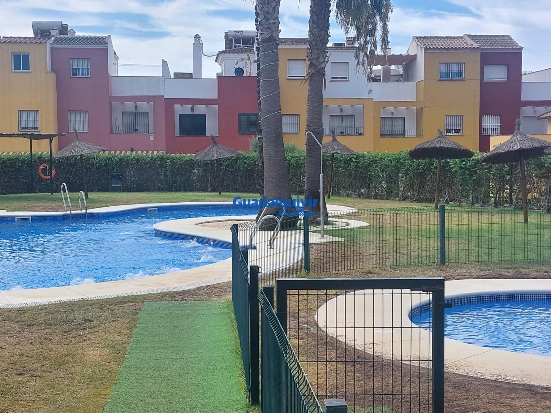 Piscina de Casa adosada de lloguer en Dos Hermanas amb Aire condicionat, Calefacció i Jardí privat