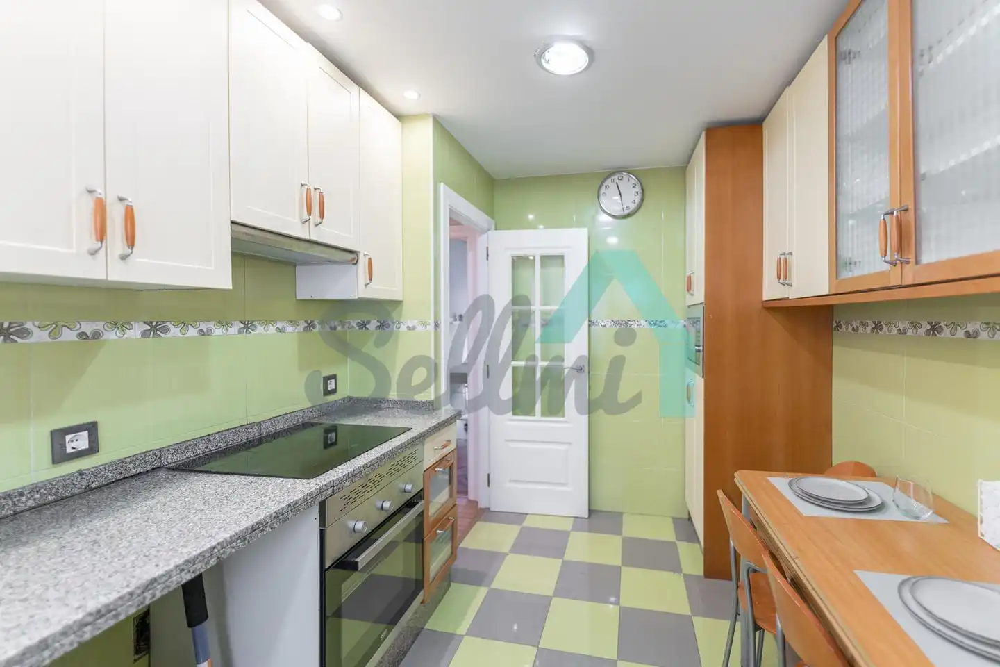 Cuina de Pis de lloguer en Oviedo  amb Calefacció, Parquet i Terrassa