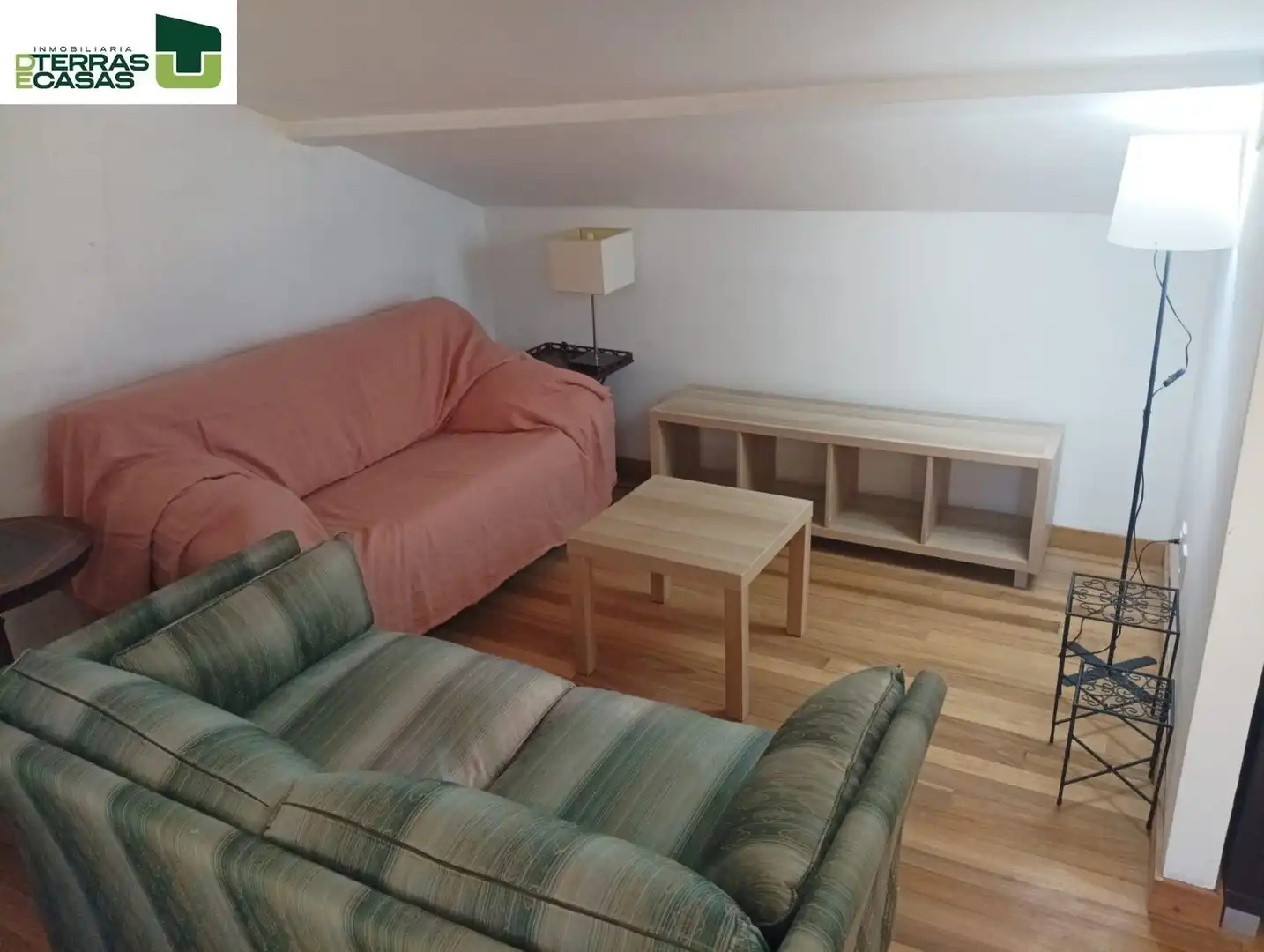Sala de estar de Ático para compartir en Pontevedra Capital  con Calefacción, Terraza y Amueblado