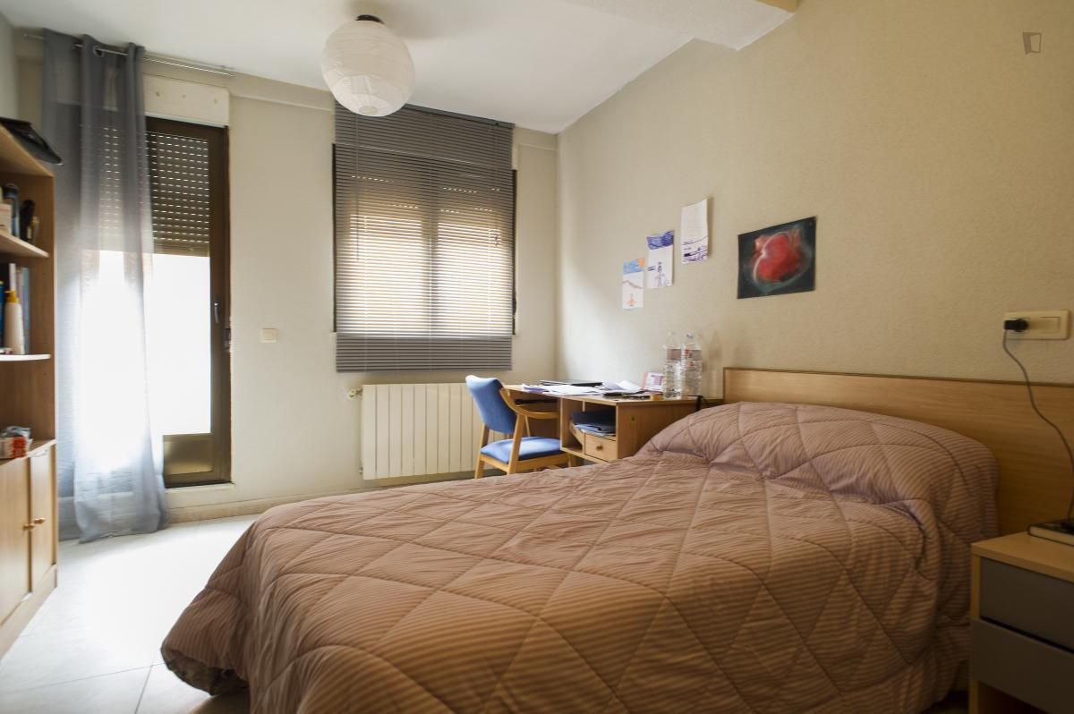 Apartment to share in Salesas