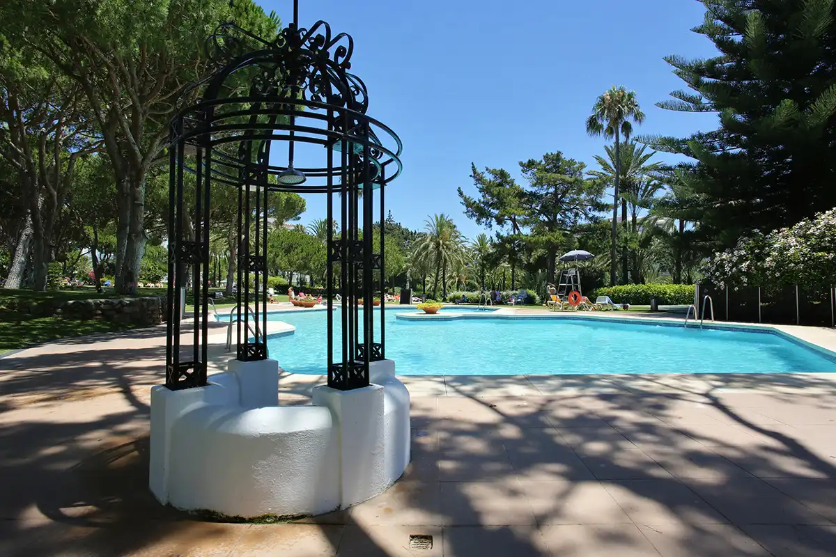 Schwimmbecken von Erdgeschoss zur Miete in Marbella mit Klimaanlage, Terrasse und Schwimmbad