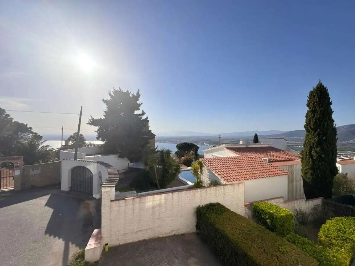 Vista exterior de Piso en venta en Roses con Piscina comunitaria