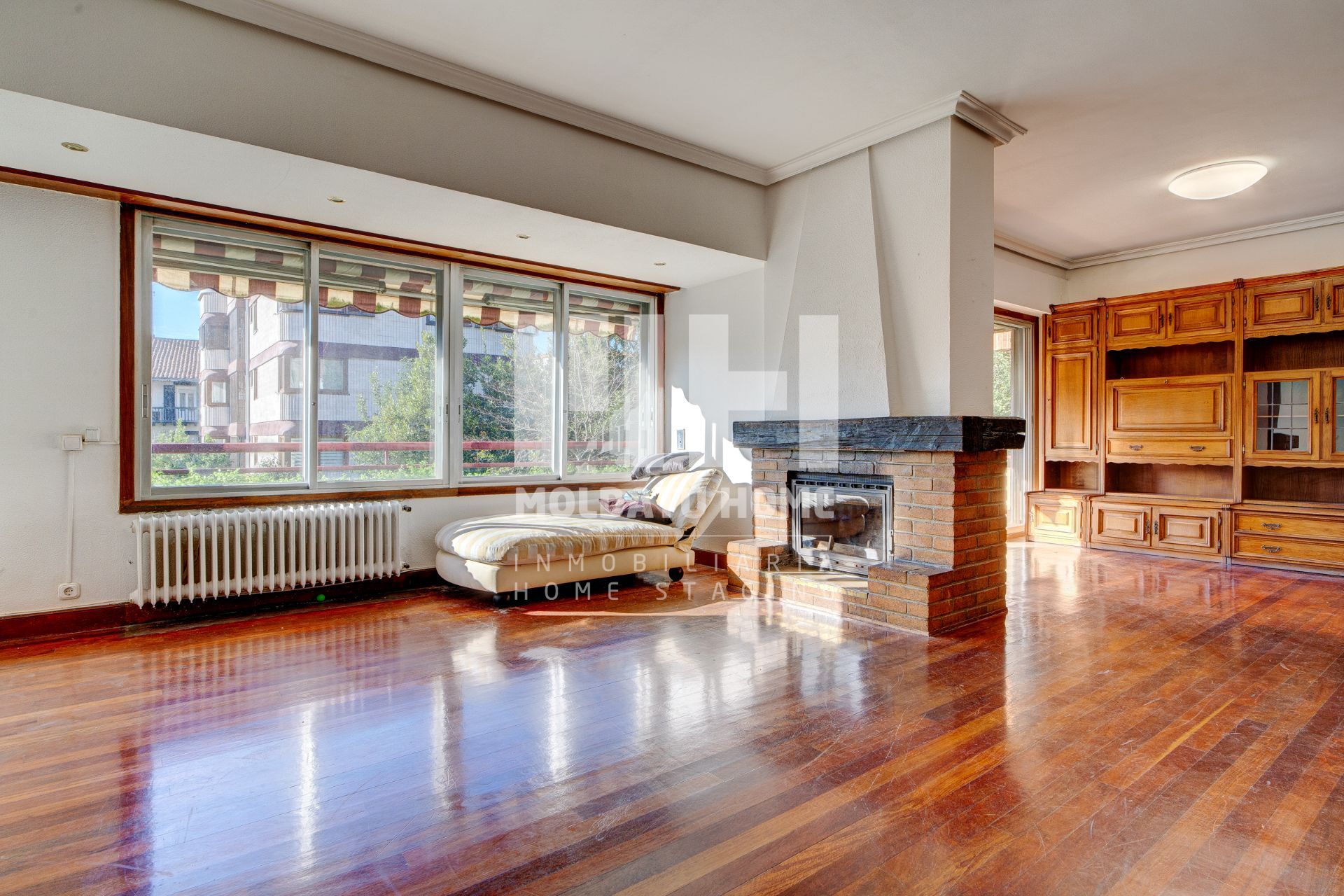 Sala d'estar de Pis en venda en Donostia - San Sebastián  amb Calefacció, Terrassa i Traster