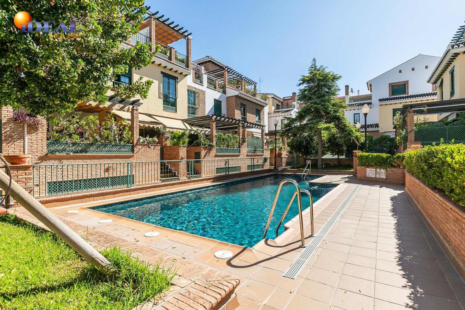 Exterior view of House or chalet for sale in  Granada Capital  with Air Conditioner, Heating and Private garden
