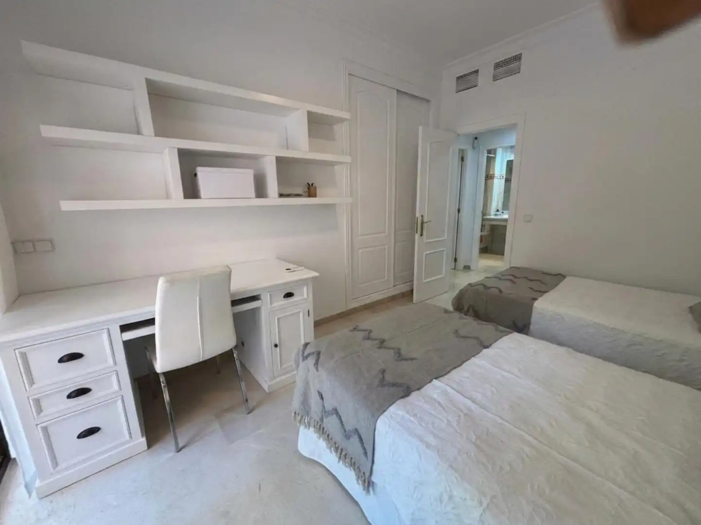 Dormitori de Apartament de lloguer en Marbella amb Calefacció, Jardí privat i Terrassa