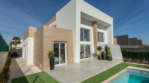 Descubra estos semiadosados de obra nueva en un Residencial,nbspsituados en una de las zonas más privilegiadas de la Costa Blanca
