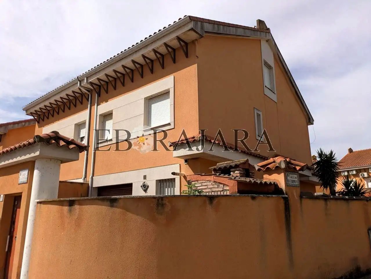 Vista exterior de Casa adosada en venda en Talavera de la Reina amb Jardí privat, Parquet i Terrassa