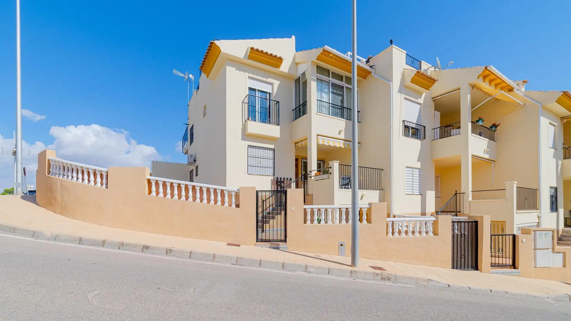 Vista exterior de Casa o xalet en venda en Orihuela amb Jardí privat, Terrassa i Piscina