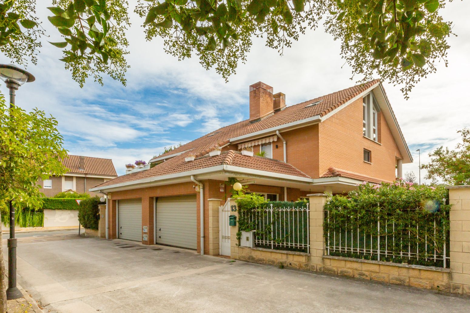Vista exterior de Casa adosada en venda en Egüés amb Calefacció, Jardí privat i Terrassa