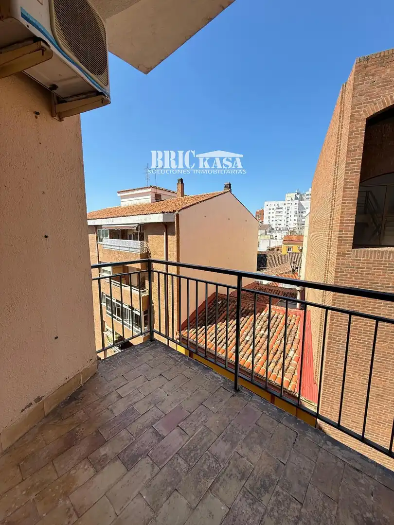 Vista exterior de Oficina en venda en Cáceres amb Aire condicionat i Terrassa