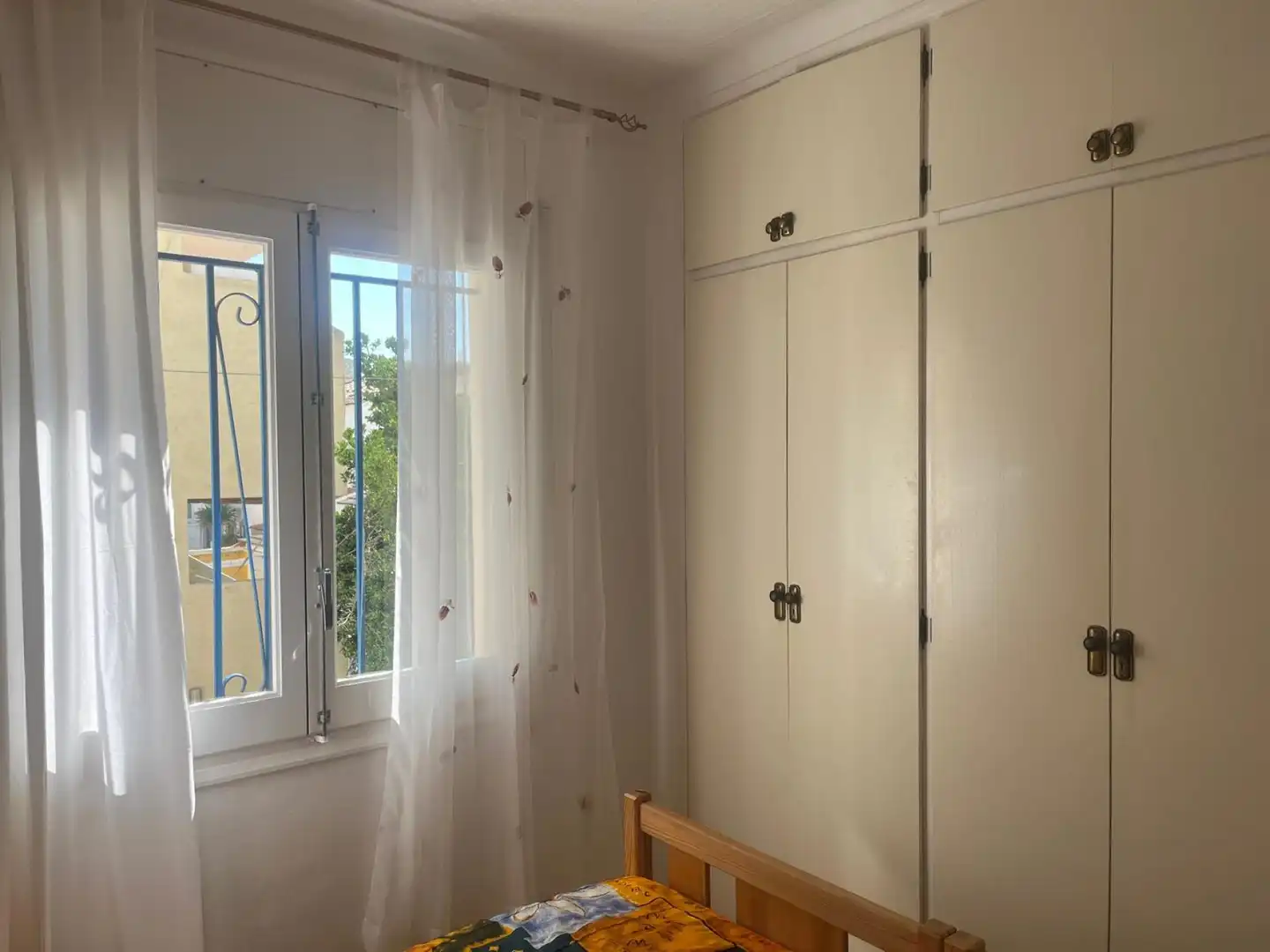 Schlafzimmer von Einfamilien-Reihenhaus zum Verkauf in Empuriabrava mit Privatgarten und Terrasse