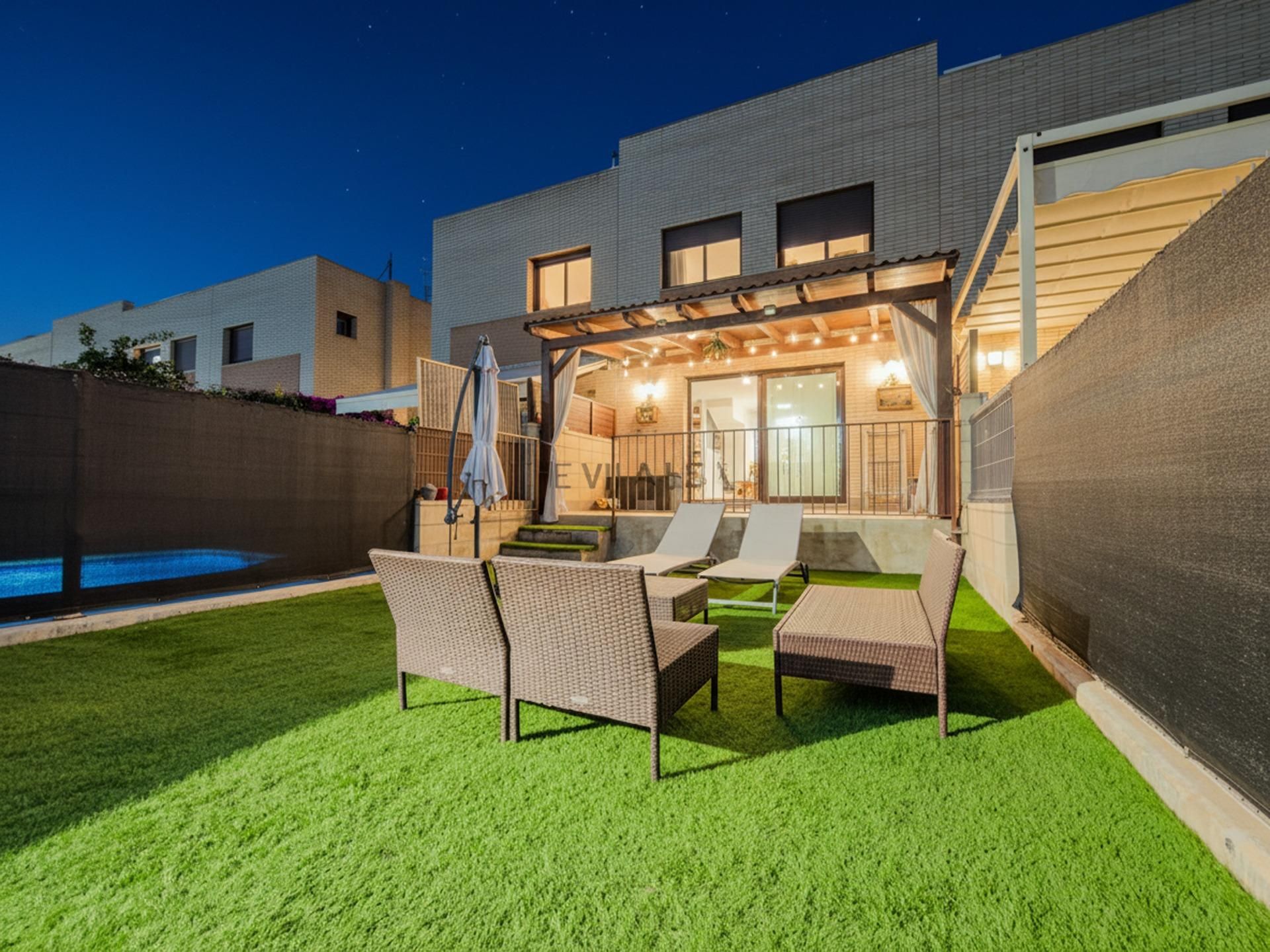 Terrassa de Casa adosada en venda en Vilanova i la Geltrú amb Aire condicionat, Calefacció i Jardí privat
