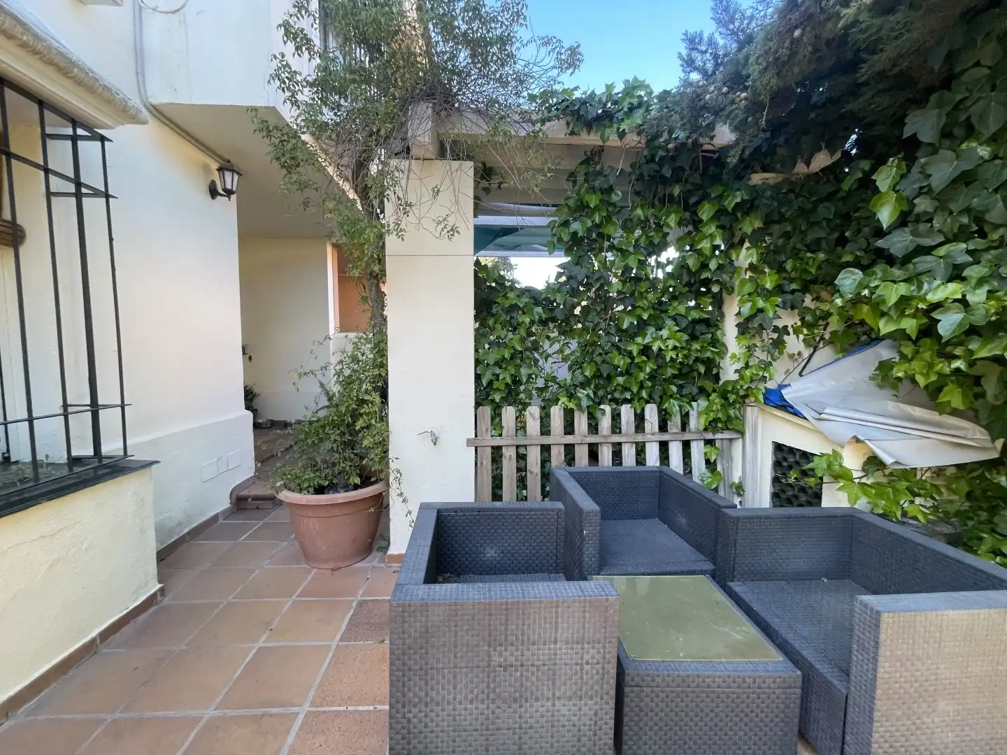 Terrasse von Einfamilien-Reihenhaus zum Verkauf in Gines mit Klimaanlage, Heizung und Abstellraum