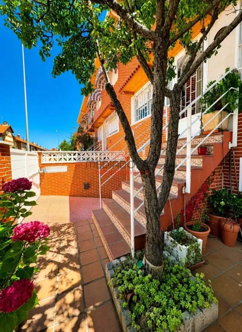 Vista exterior de Casa adosada en venda en Alcalá de Henares amb Aire condicionat, Calefacció i Jardí privat