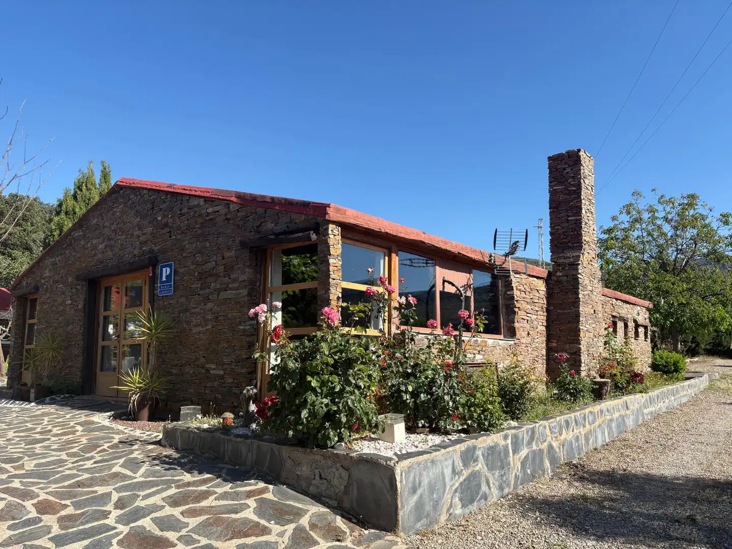 Vista exterior de Casa o xalet en venda en Nevada amb Aire condicionat, Jardí privat i Piscina