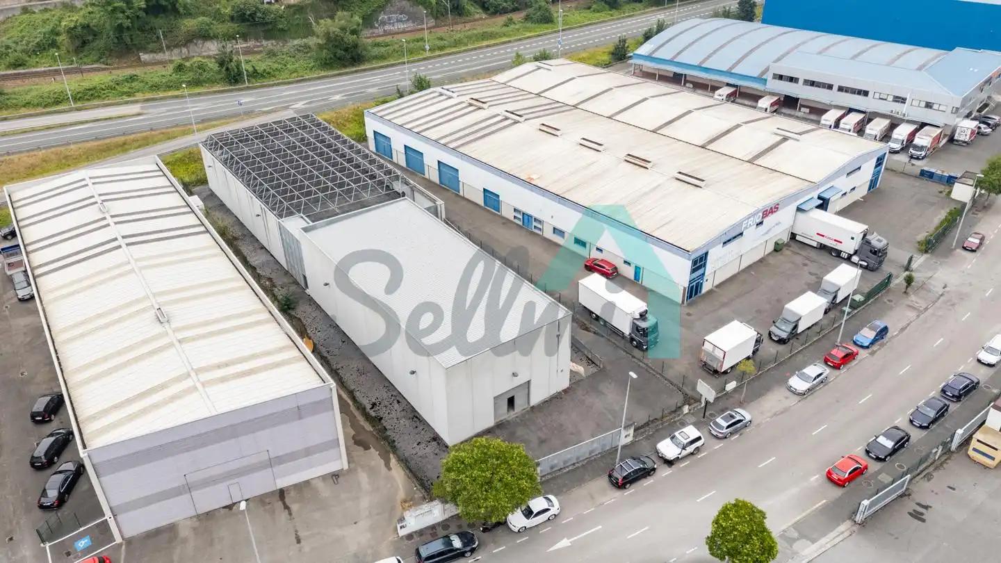 Vista exterior de Nave industrial en venta en Oviedo 