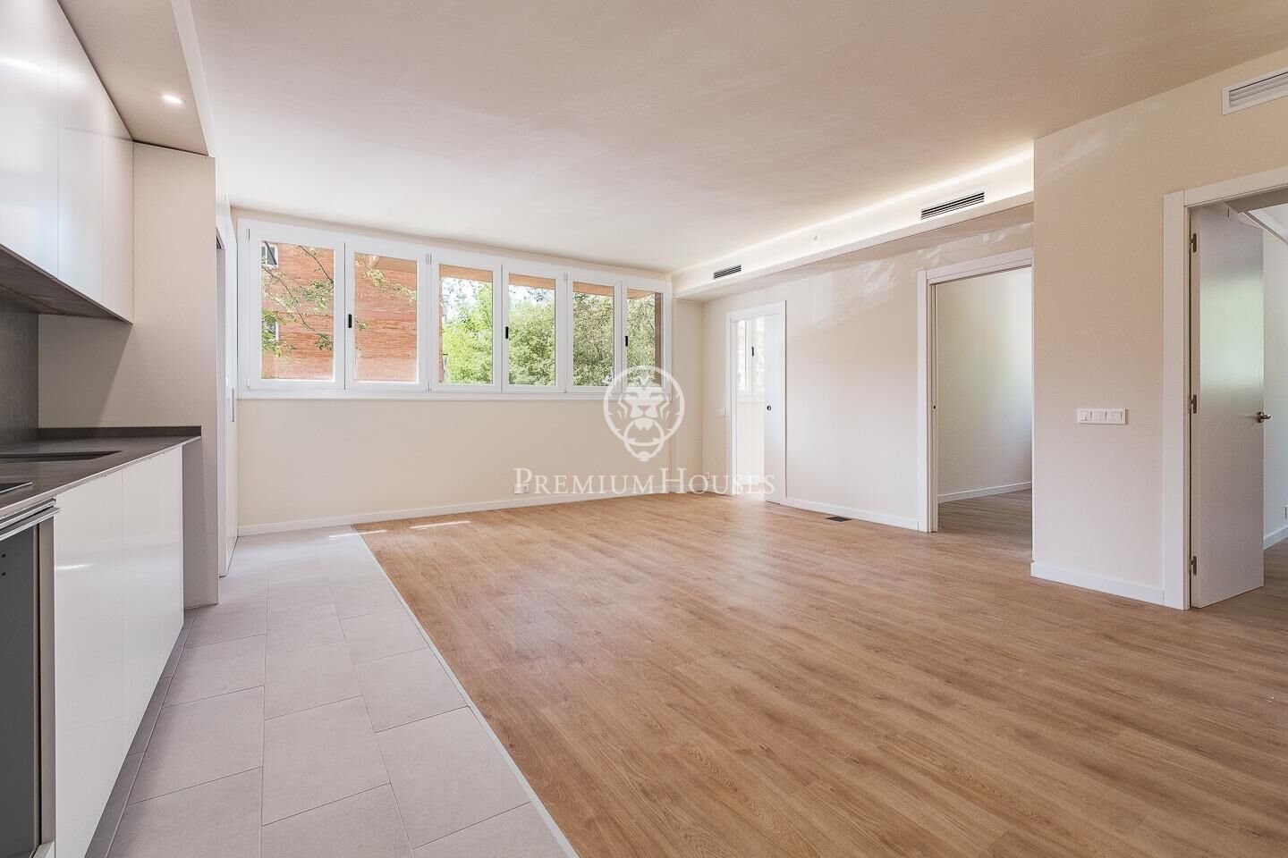 Exterior view of Flat for sale in  Barcelona Capital  with Air Conditioner and Heating