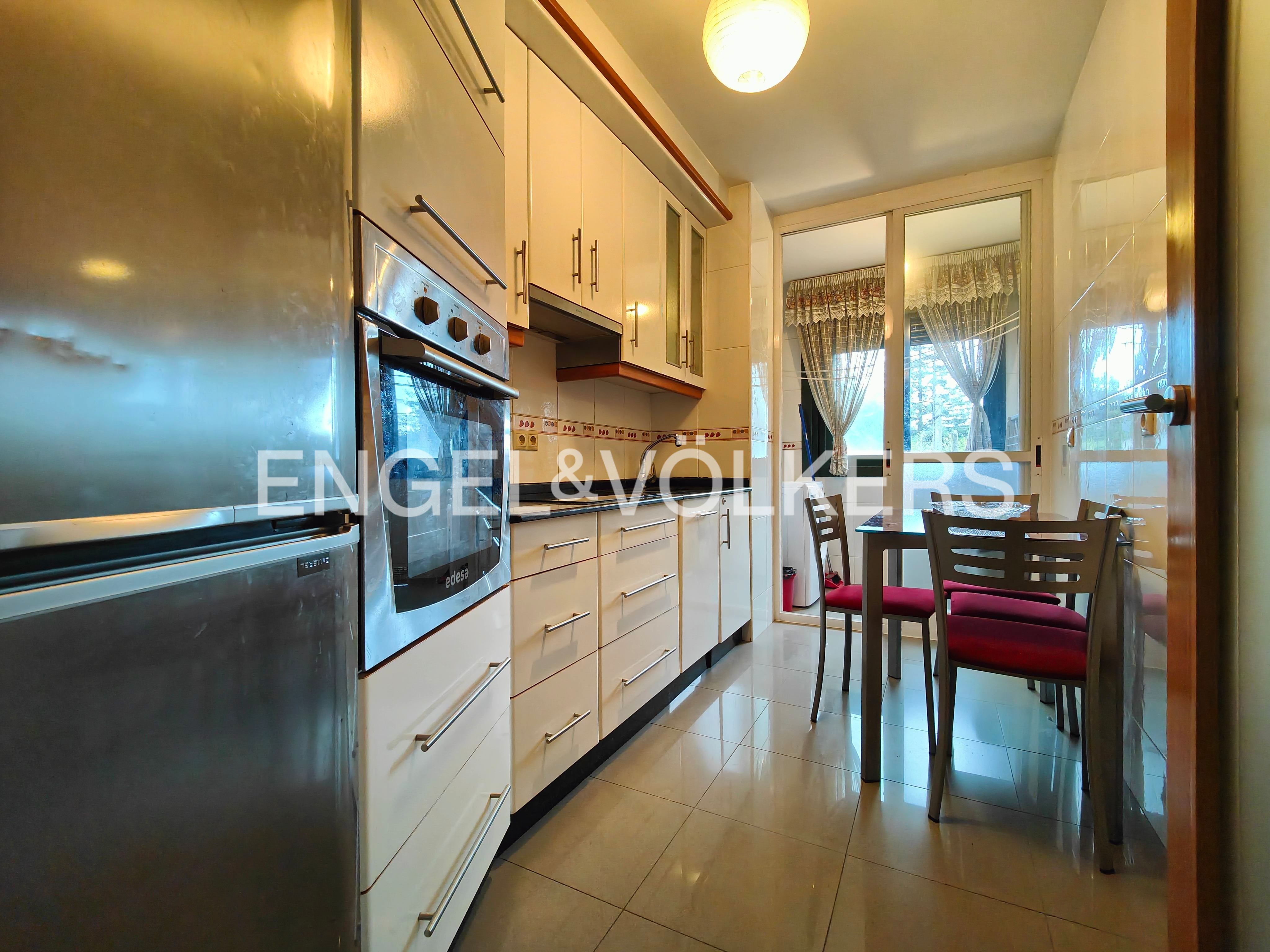 Cuina de Apartament en venda en Pontevedra Capital  amb Calefacció, Parquet i Traster