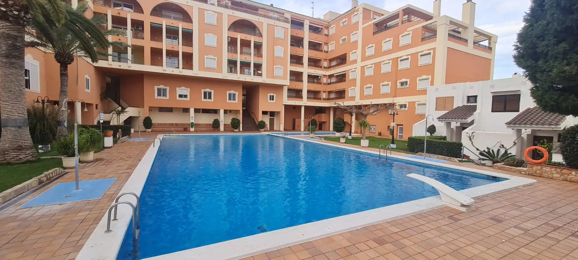 Schwimmbecken von Einfamilien-Reihenhaus zum Verkauf in Alcalà de Xivert mit Klimaanlage, Terrasse und Möbliert