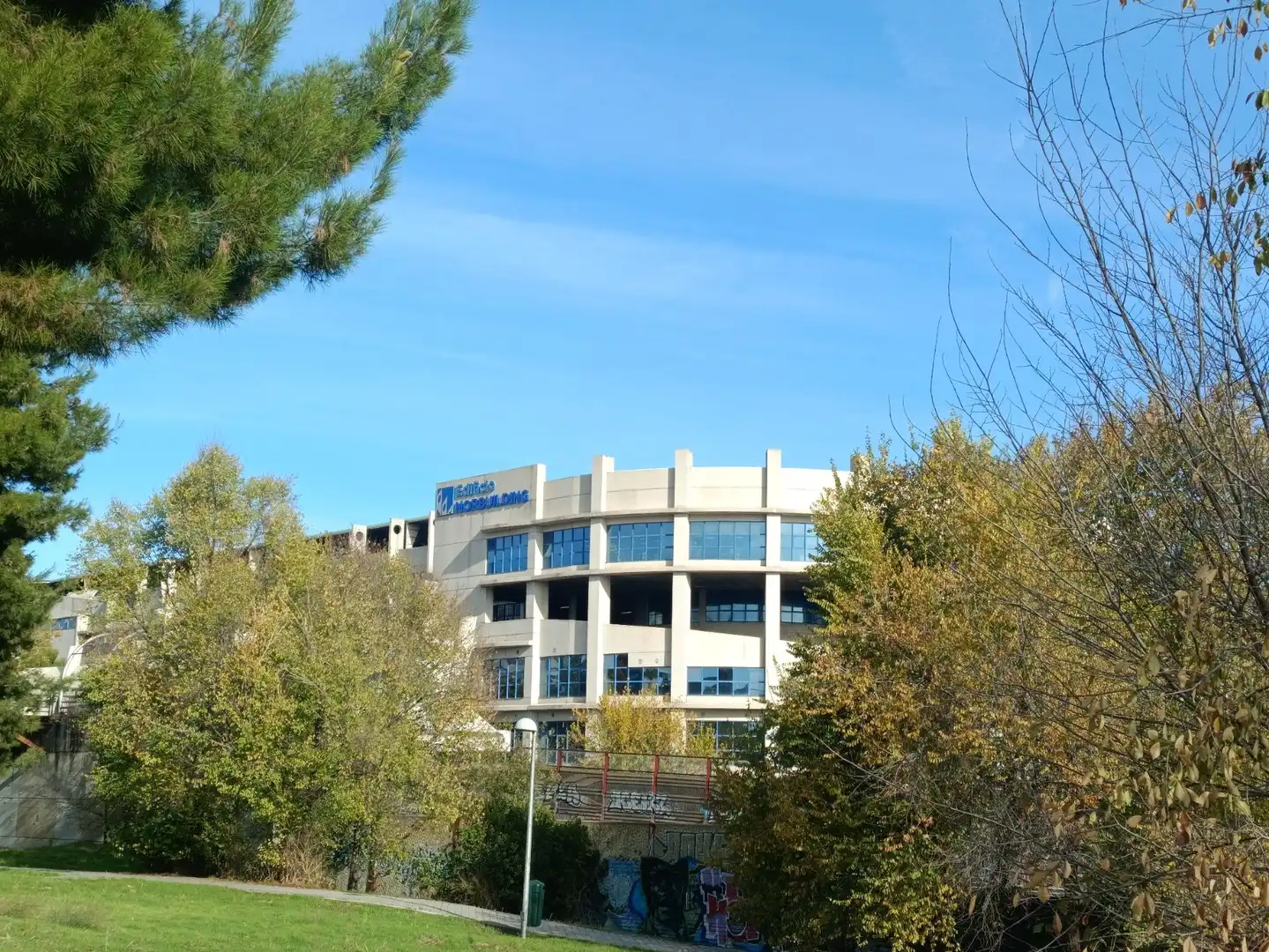 Vista exterior de Nave industrial en venta en Madrid
