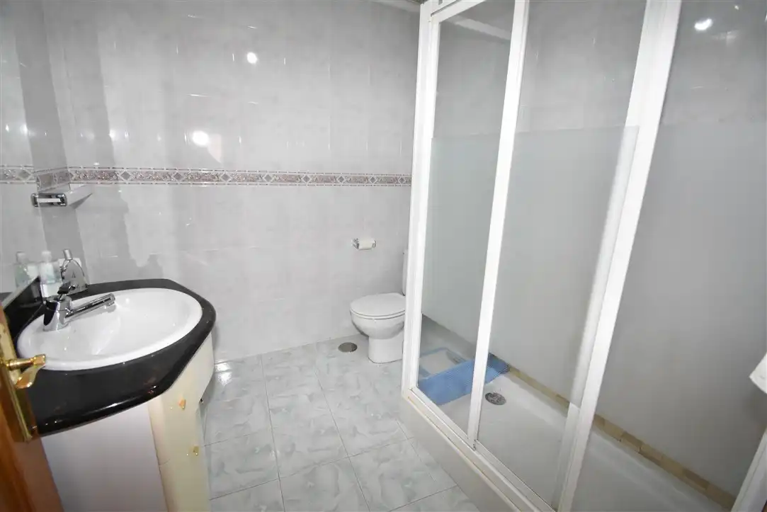 Baño de Casa adosada en venta en Noja con Calefacción, Terraza y Amueblado