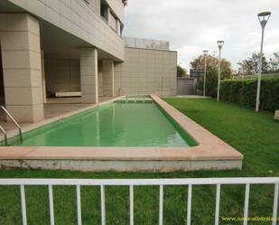 Swimming pool of Flat to rent in  Valencia Capital  with Air Conditioner, Heating and Private garden