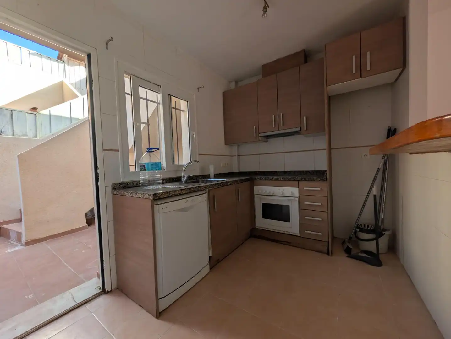 Cuina de Casa adosada en venda en Mazarrón amb Aire condicionat, Jardí privat i Piscina comunitària