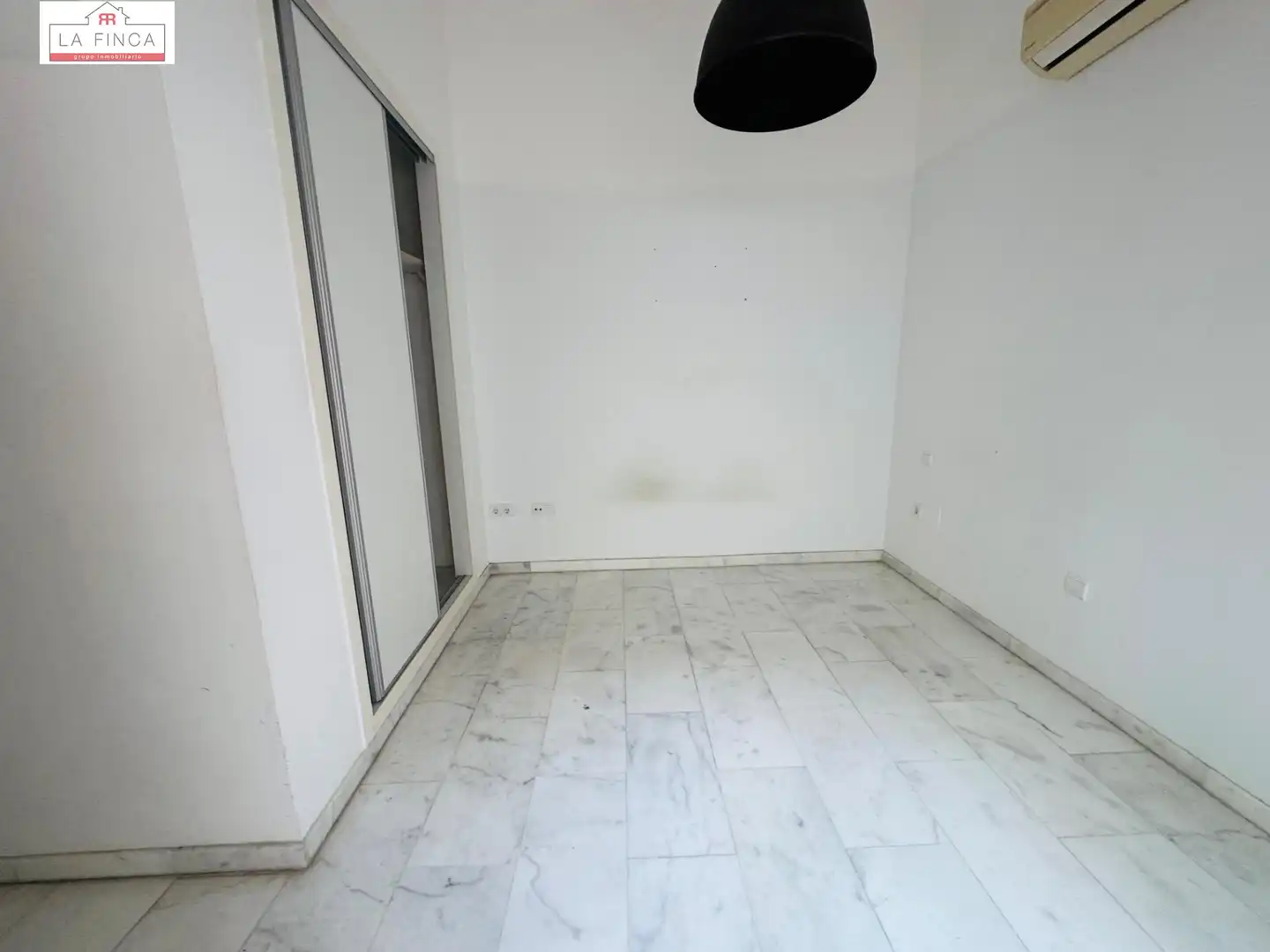 Schlafzimmer von Erdgeschoss zum Verkauf in Málaga mit Klimaanlage, Terrasse und Möbliert
