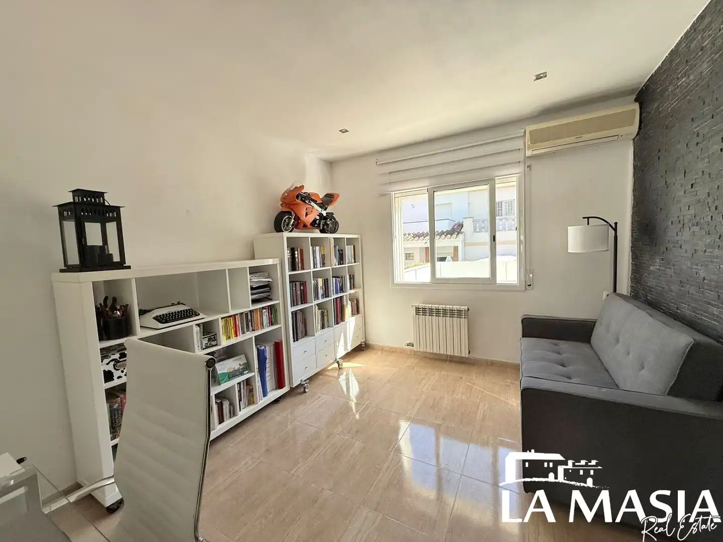 Sala d'estar de Casa adosada en venda en Canyelles amb Calefacció, Jardí privat i Traster
