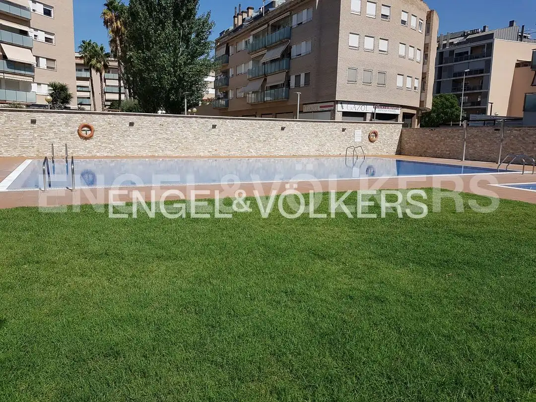 Piscina de Ático en venta en Sant Joan Despí con Aire acondicionado, Calefacción y Parquet