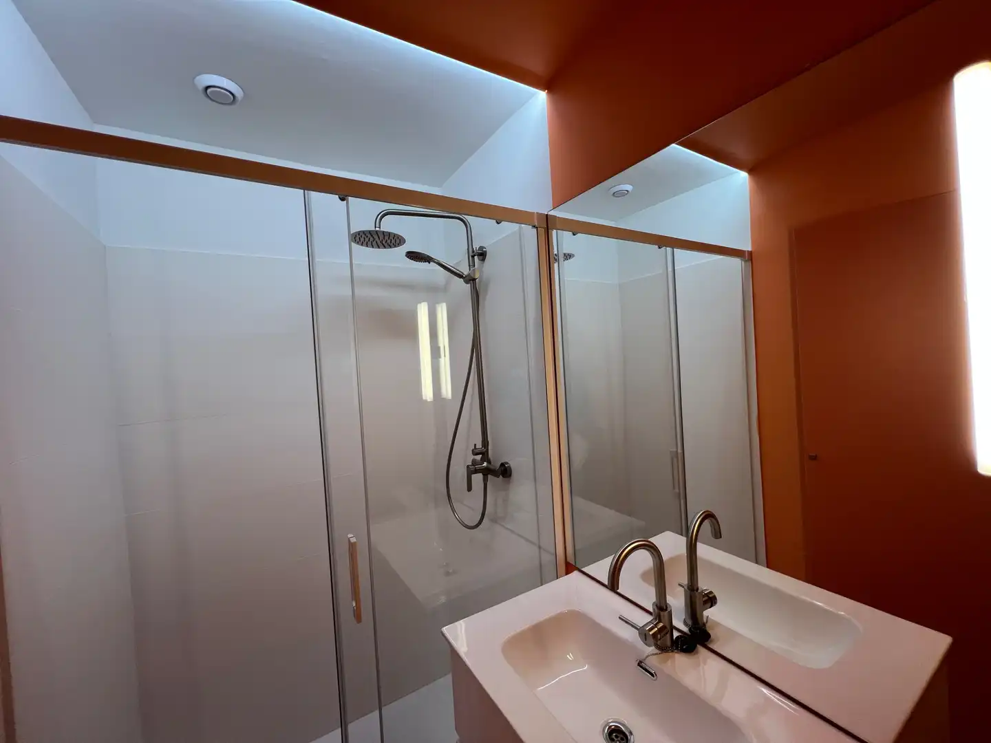 Bathroom of Houses for share in Madrid  with Air Conditioner, Heating and Private garden